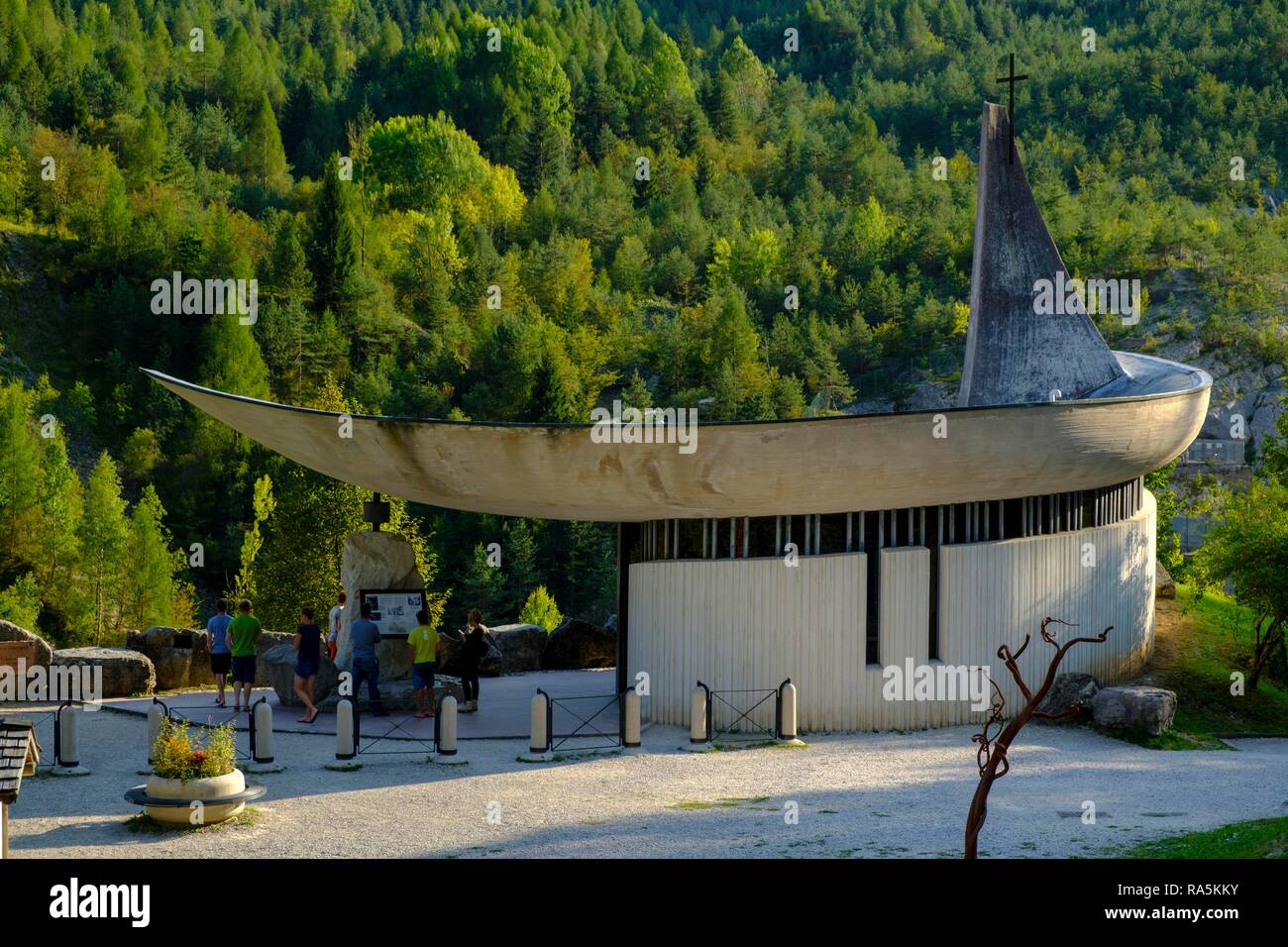 Memorial de la catástrofe de Vajont, la iglesia en el Vajont presa, cerca Longarone, Veneto, Italia Foto de stock