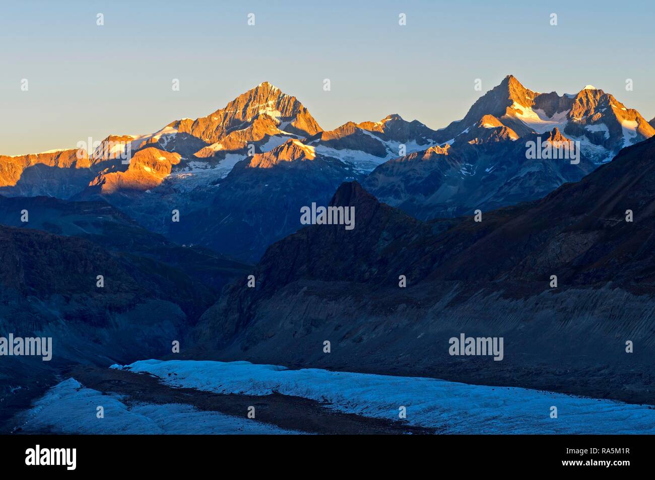 Amanecer en las cumbres Dent Blanche, Ober Gabelhorn y Wellenkuppe, Zermatt, Valais, Suiza Foto de stock