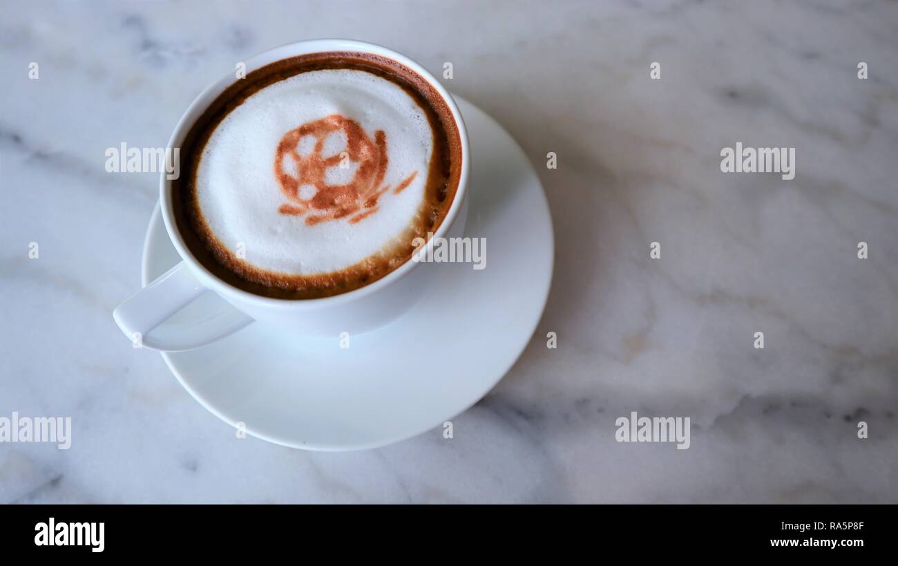 https://c8.alamy.com/compes/ra5p8f/cerca-de-futbol-3d-latte-art-cafe-en-la-mesa-de-marmol-en-el-cafe-ra5p8f.jpg