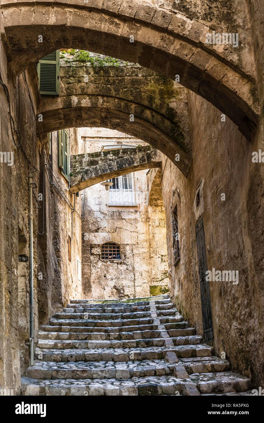 Escaleras en el casco antiguo de la ciudad, distrito de Sasso Caveoso, Matera, Basilicata, Italia Foto de stock