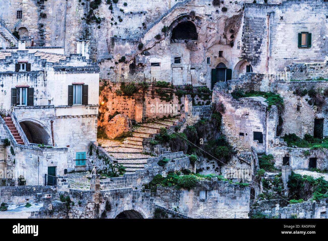 Distrito de la ciudad vieja al anochecer, Matera, Basilicata, Italia Foto de stock