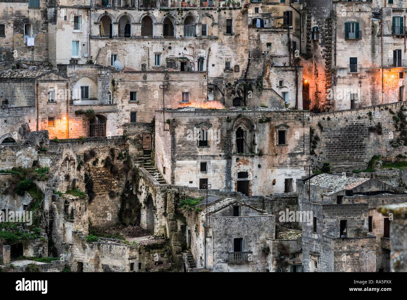 Distrito de la ciudad vieja al anochecer, Matera, Basilicata, Italia Foto de stock