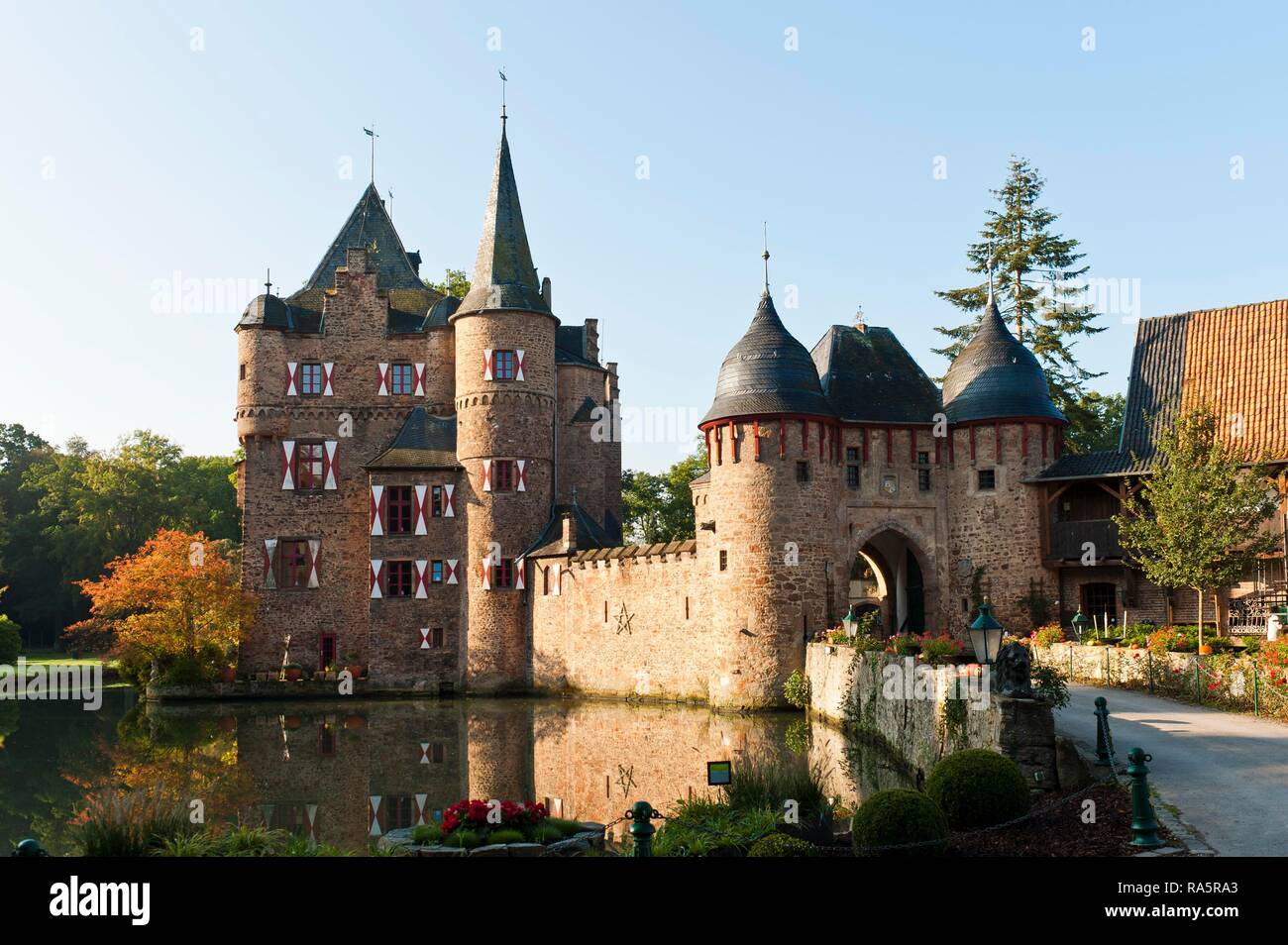 Castillo moated medieval, Satzvey castle, Mechernich, Eifel, Renania del Norte-Westfalia, Alemania Foto de stock