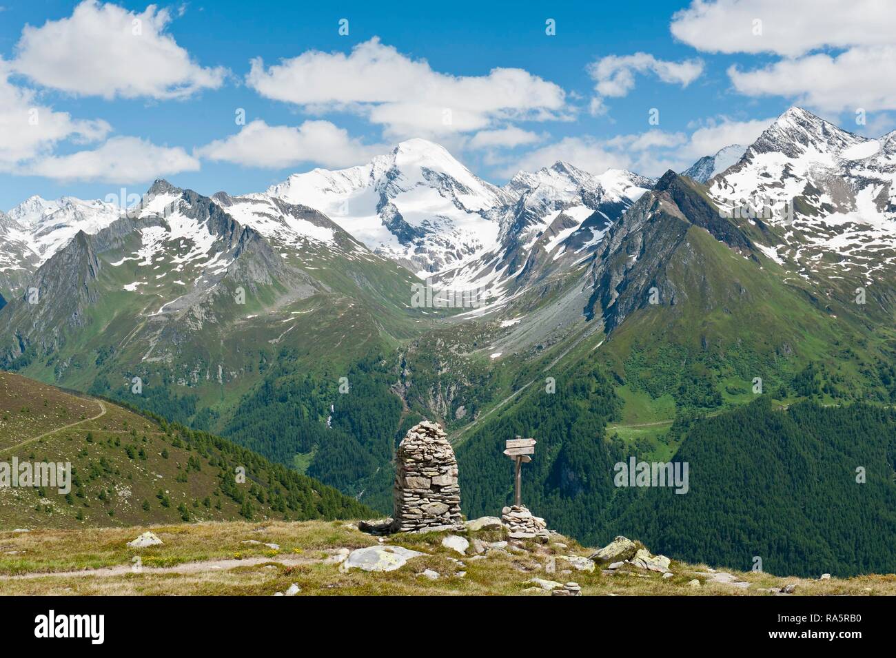 Hiking Trail, signpost cerca de Waldner Alm cerca Kasern, Casere, Ahrntal, Valle Aurina, Alpes Zillertaler, Tirol del Sur, el Alto Adige Foto de stock