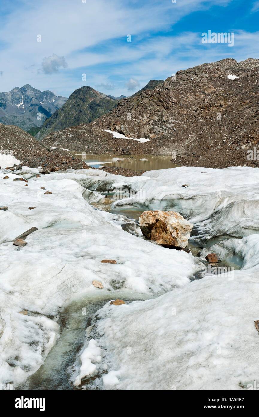 Flujo glaciar lengua glaciar serpentea a través de debajo de la cumbre Schwarzwand, 3105 m, Croda, grupo Rieserferner Nera Foto de stock