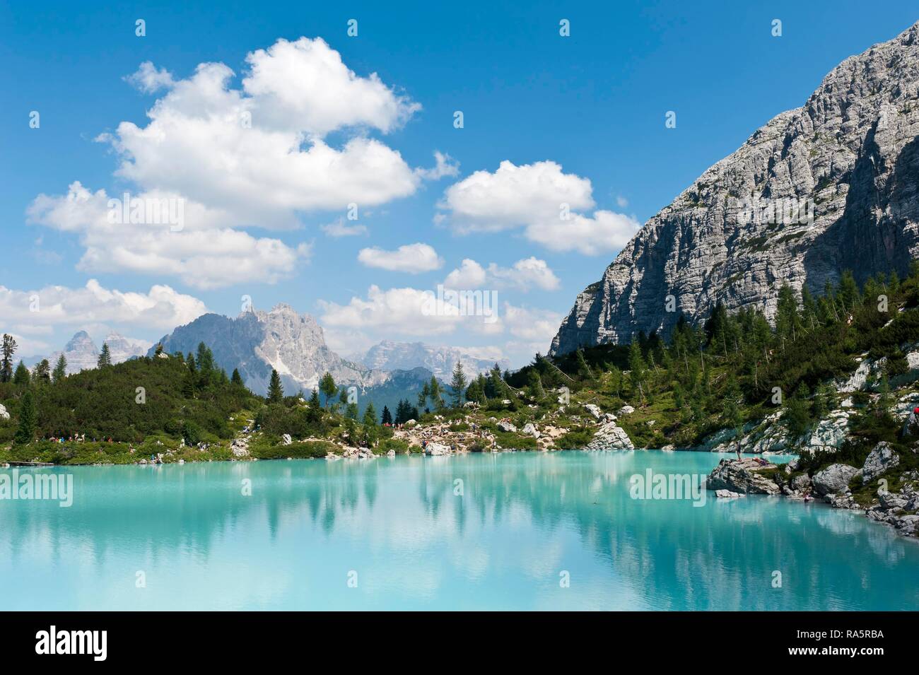 Mountain Lake, azul turquesa del lago Sorapis, 1923 m, el Lago del Sorapis, cerca de Cortina d'Ampezzo, dolomitas, Belluno, Veneto, Italia Foto de stock