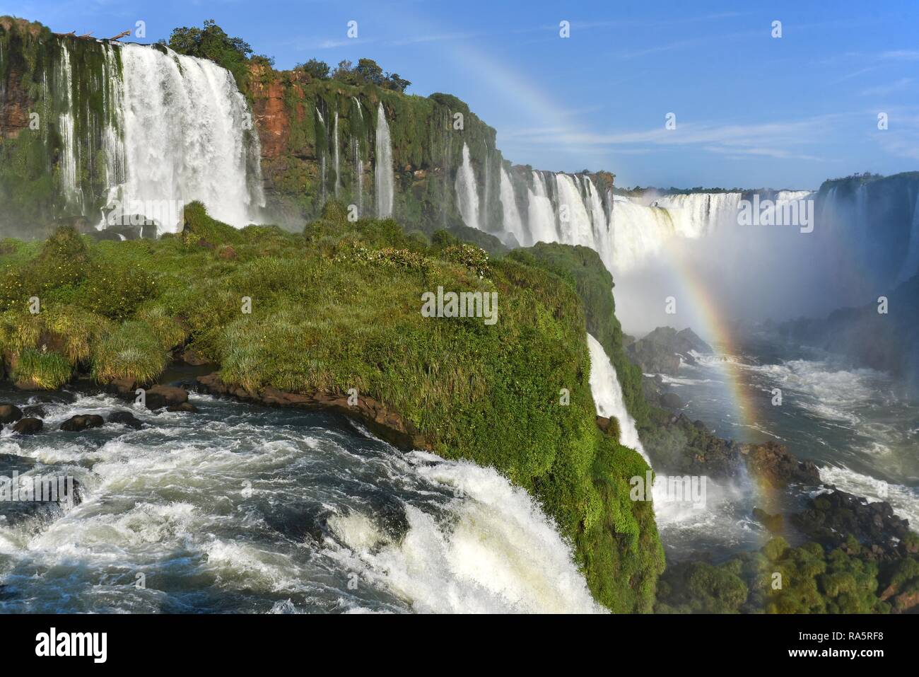 Vista desde el Salto Santa María hasta la Garganta del Diablo con arco iris, garganta del diablo, Cataratas del Iguazú, Puerto Iguazú, frontera entre Foto de stock