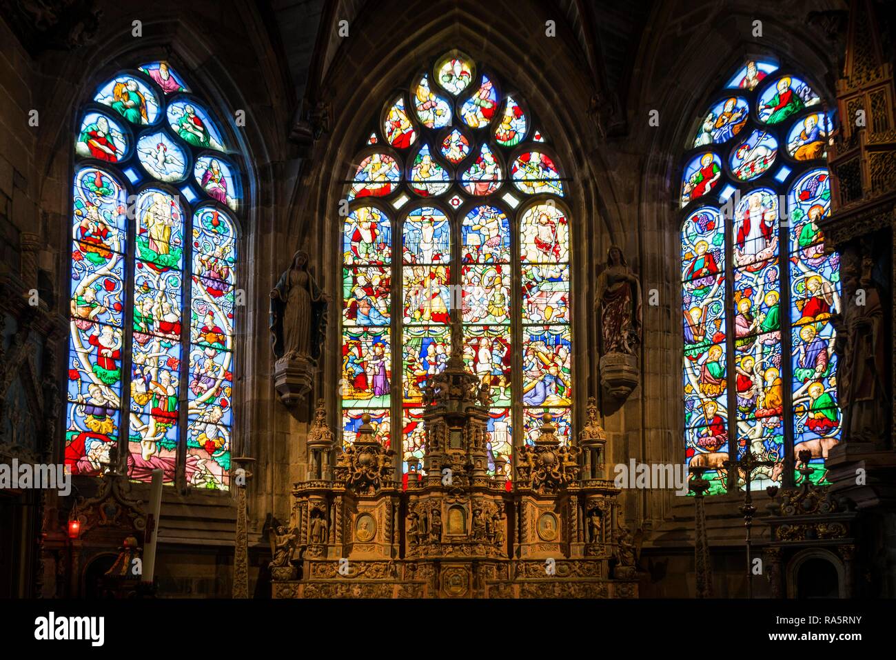 Las vidrieras de colores, ventanas de la iglesia en el santuario, el Calvario iglesia Saint-Germain, Pleyben, departamento de Finistère Foto de stock