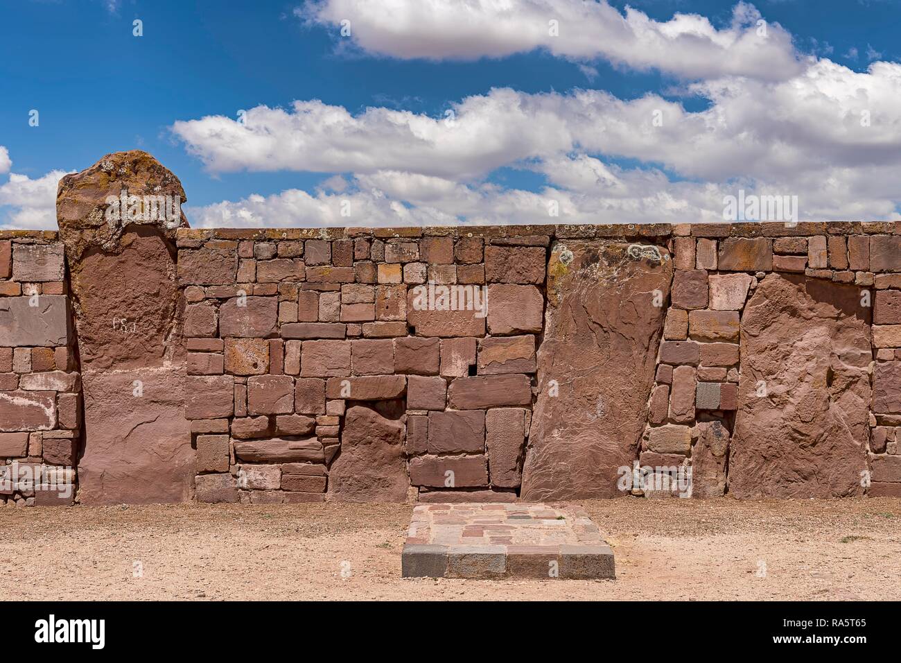 La pared exterior del templo de Kalasasaya (lugar de las piedras) con los monolitos de la época pre-Inca, Tihuanaku, Tiawanacu Foto de stock