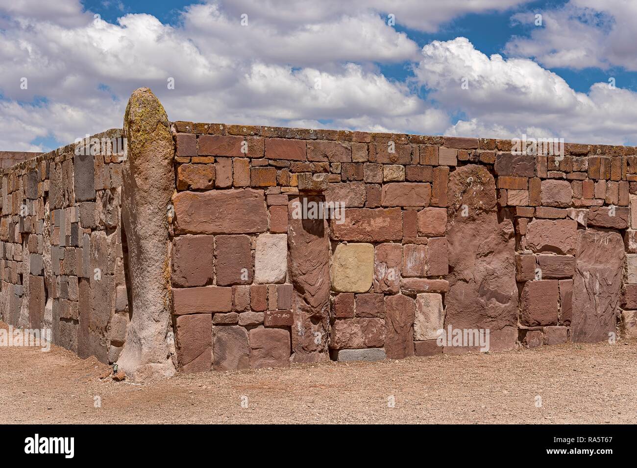 La pared exterior del templo de Kalasasaya (lugar de las piedras) con la esquina del monolito de la época pre-Inca, Tihuanaku Foto de stock