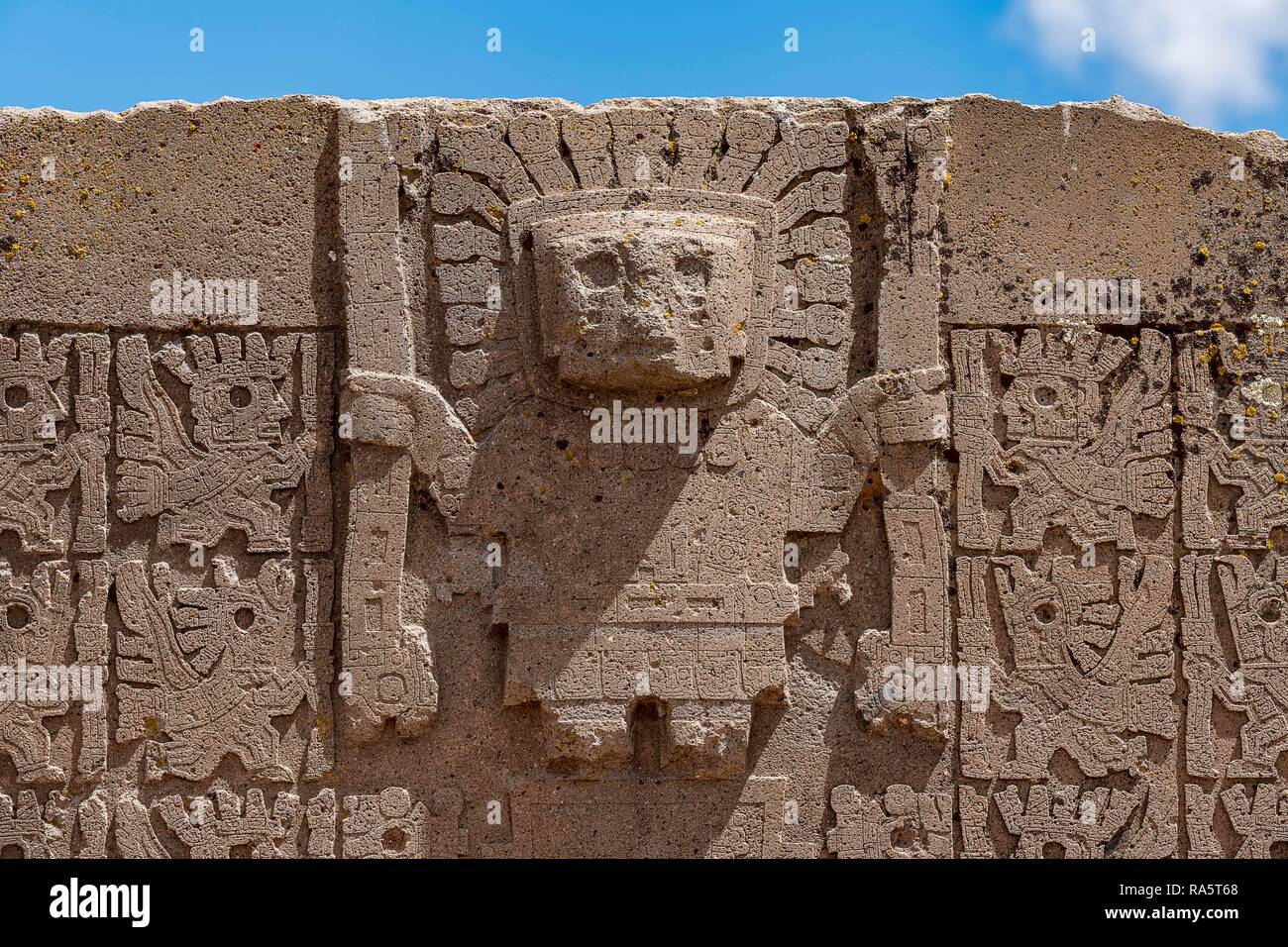 Puerta del Sol con figuras decorativas desde el período pre-Inca, Tihuanaku, Tiawanacu, Tiahuanaco, La Paz, Bolivia Foto de stock