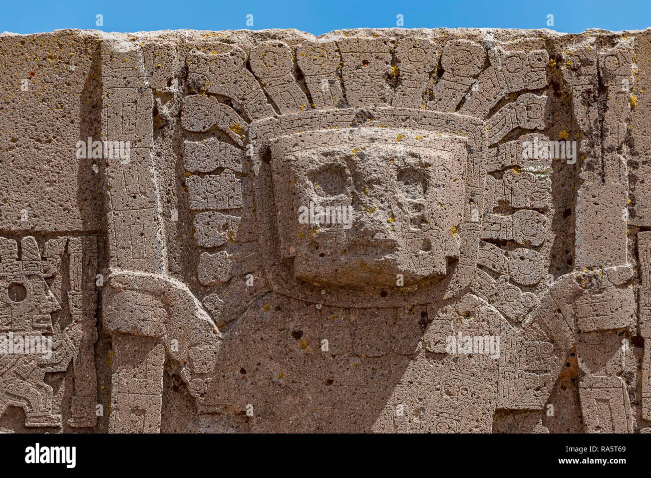 Puerta del Sol con figuras decorativas desde el período pre-Inca, Tihuanaku, Tiawanacu, Tiahuanaco, La Paz, Bolivia Foto de stock