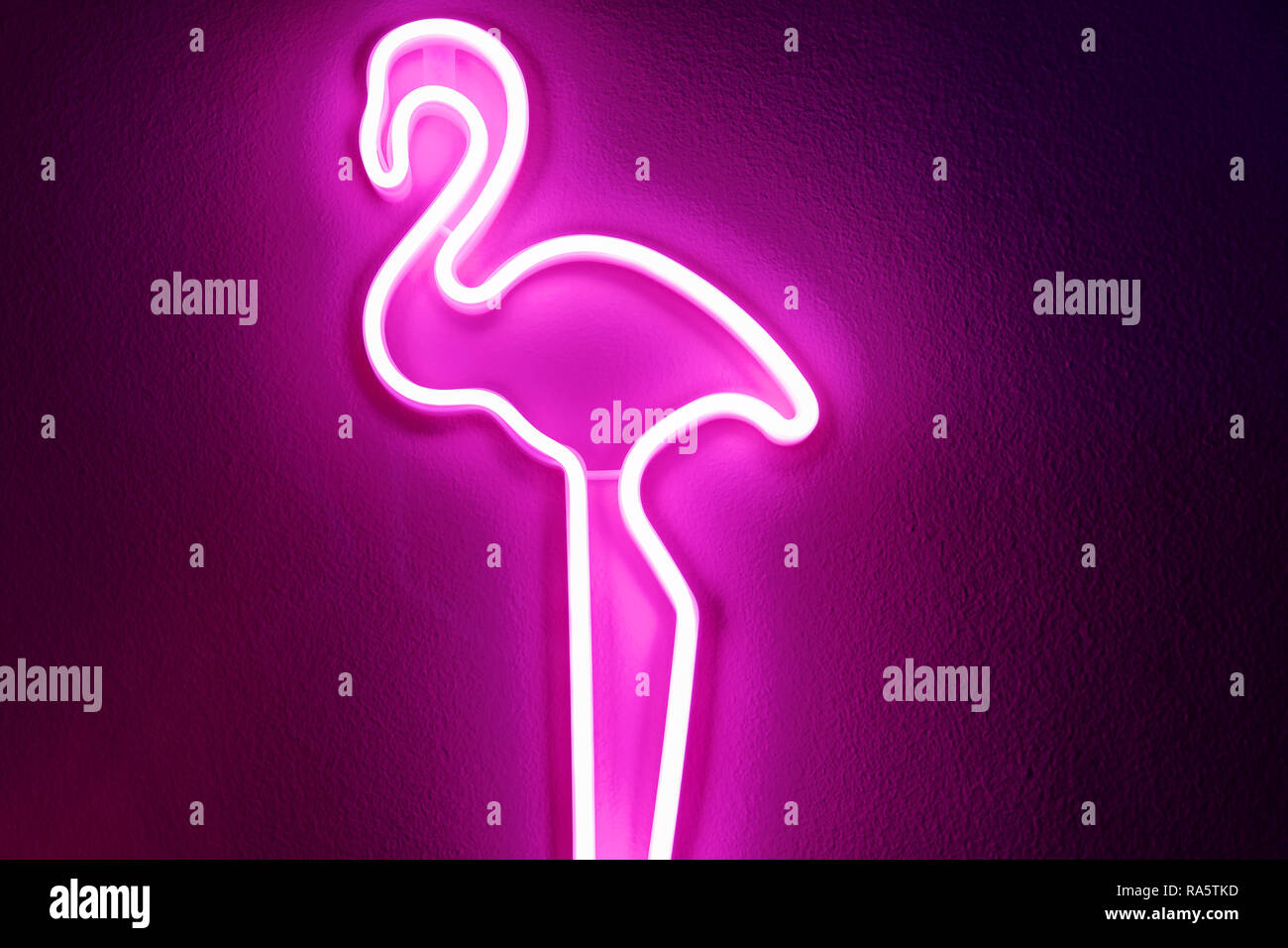 Asistir Acostado principio Flamenco rosa luz de neón en la pared. Figura decorativa iluminada de  brillantes flamingo forma de señal de decorar una pared Fotografía de stock  - Alamy