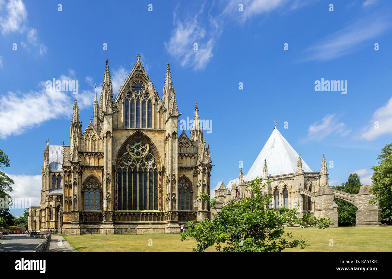 La Catedral gótica de Santa María en Lincoln, Lincolnshire, Inglaterra, Reino Unido. Presbiterio con rosetas y lancet ventanas con vidrieras y sala capitular con Foto de stock