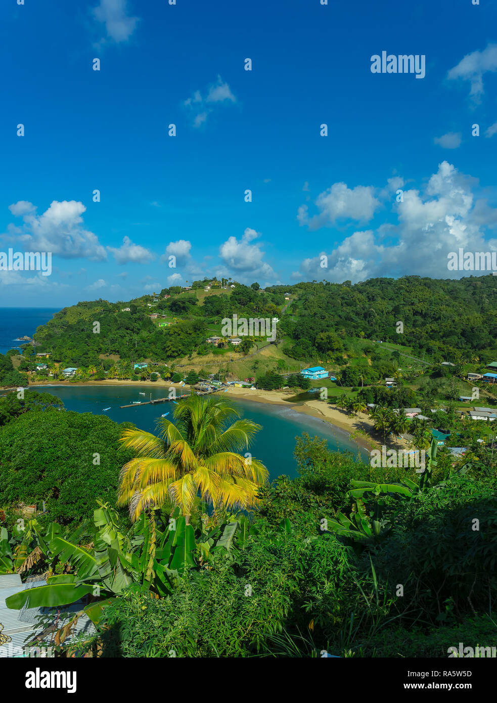 Tobago Parlatuvier Bay desde el bar de Glasgow. Tobago es una pequeña isla del Caribe en las Antillas y es conocida como la isla de Robinson original Foto de stock