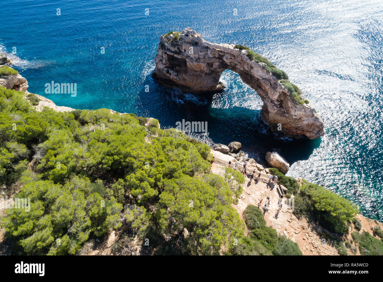 Es Pontas, un arco de roca natural frente a la costa de Cala Santanyi, Mallorca, Islas Baleares, España Foto de stock