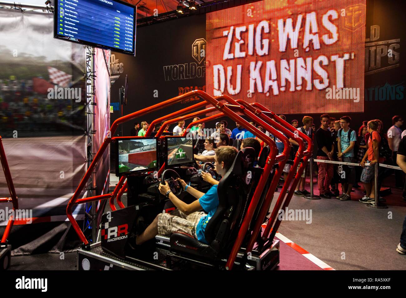 Simulador de carreras de coches, juegos de video, gamescom, la feria más grande del mundo para electrónica de consumo interactivo Foto de stock