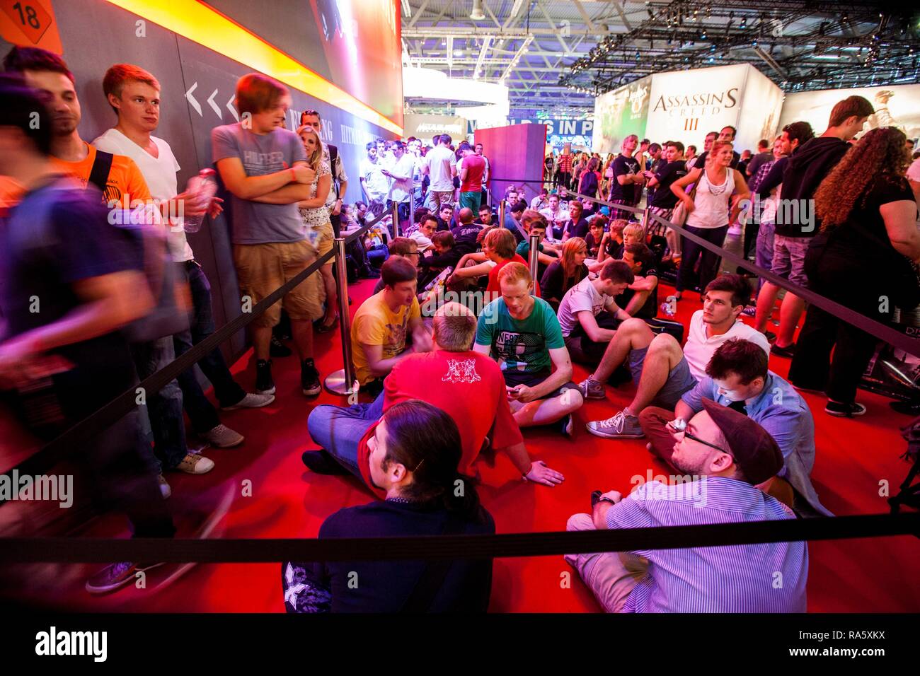 Visitantes esperando hasta 5 horas para poder jugar un nuevo juego de video, gamescom, la feria más grande del mundo para interactive Foto de stock