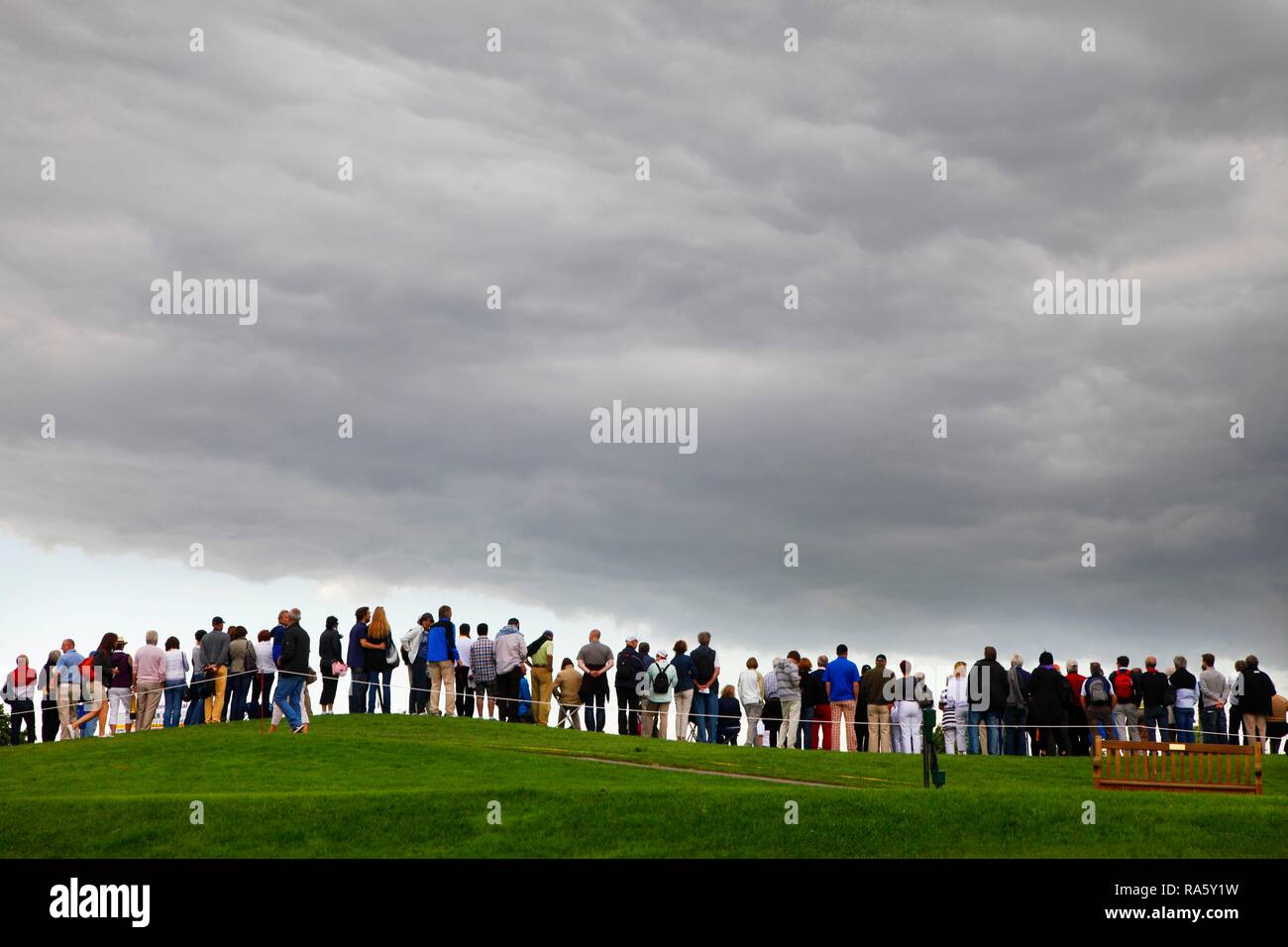 Los espectadores en el hoyo 9, BMW International Open Golf Tournament, Gut Laerchenhof golf course en Pulheim Foto de stock