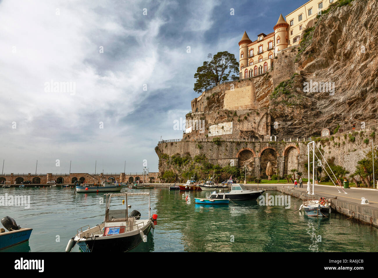 Hafen mit Pazzo Mezzacapo, Maiori, Amalfi, Salerno, Provinz Küste Kampanien, Italien Foto de stock