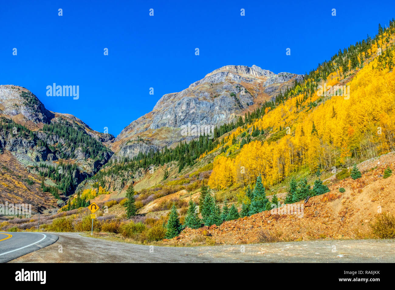Colores del Otoño y Aspen árboles a lo largo del millón de dólares, US Highway 550, en Colorado. Foto de stock