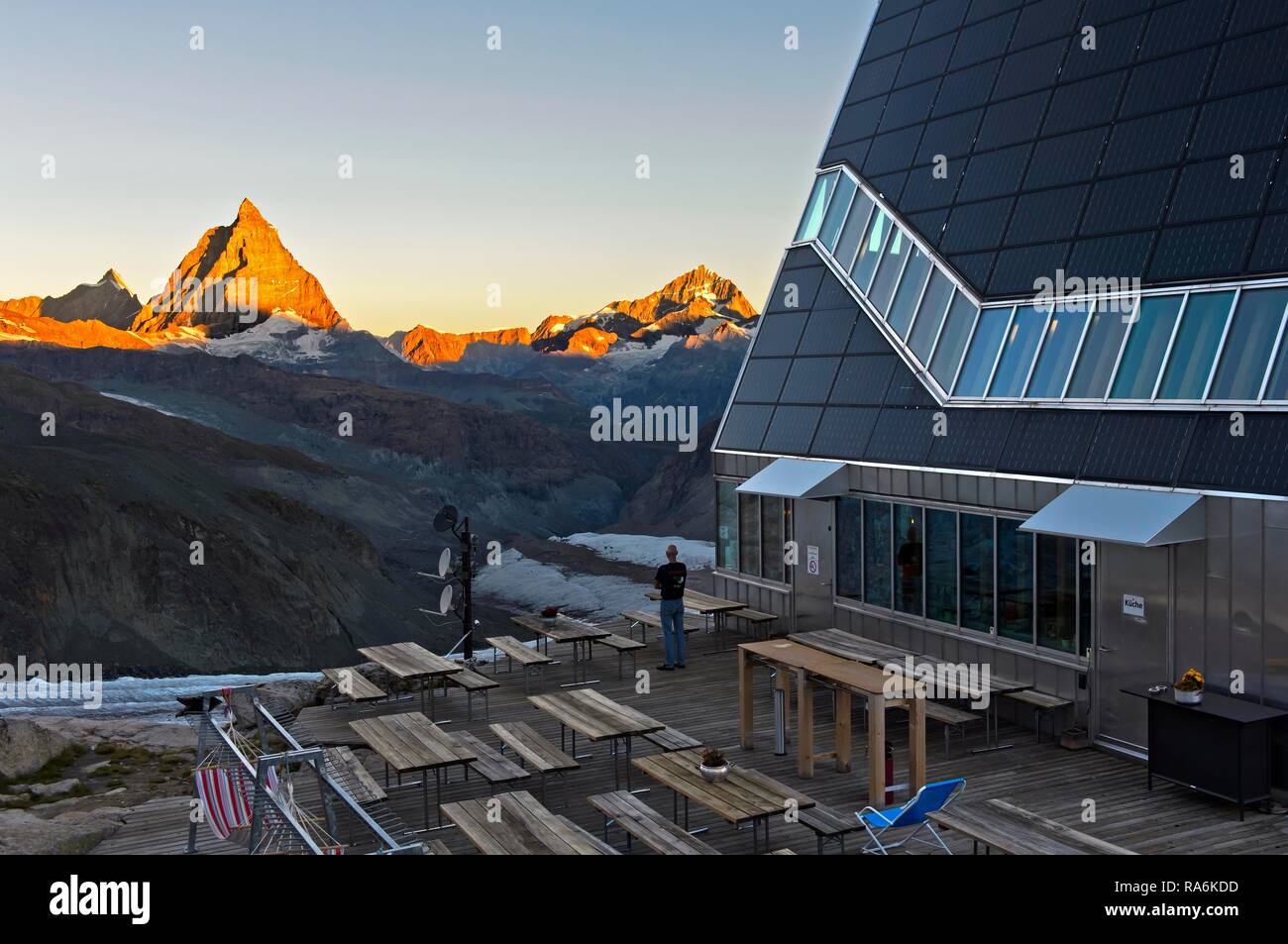 Vista desde el Monte Rosa hut al Cervino y Dent Blanche bajo el sol de la mañana, Zermatt, Valais, Suiza Foto de stock