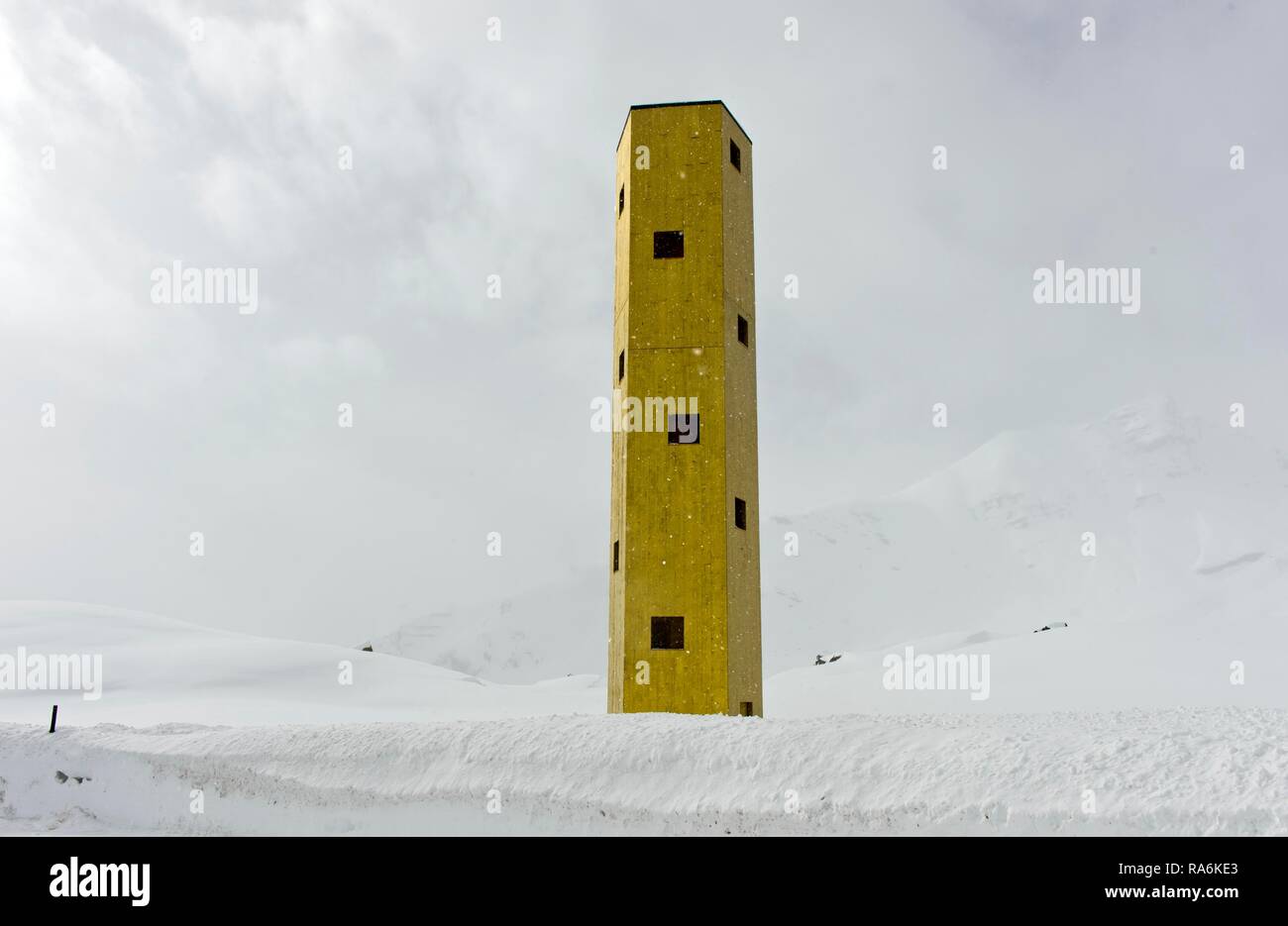 Las Colonna mirador en la nieve, Bivio Julierpass, cantón de Los Grisones, Suiza Foto de stock