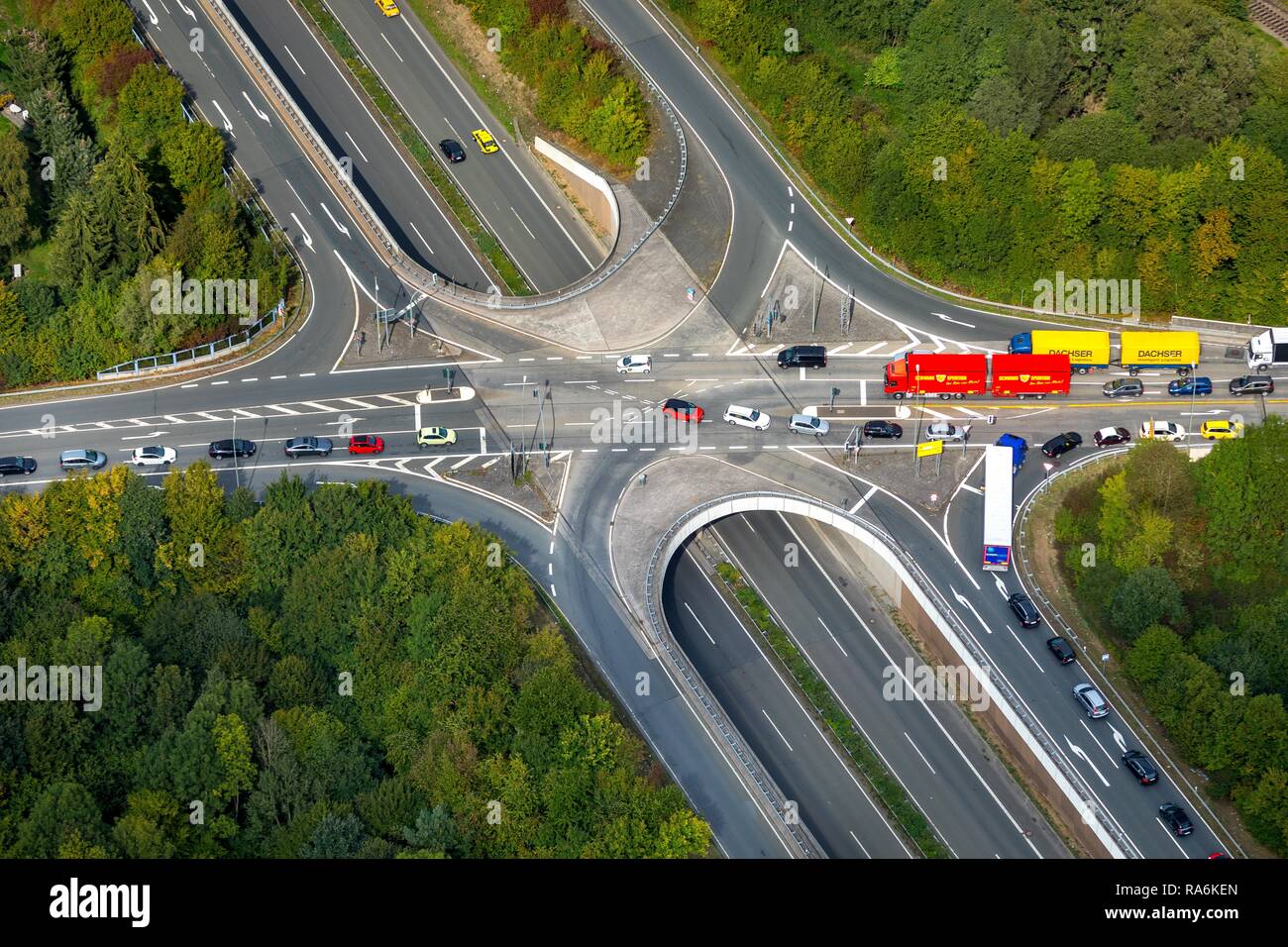 Vista aérea, en la intersección de la autopista federal 54 y la autopista federal 508, Kreuztal, Renania del Norte-Westfalia, Alemania Foto de stock
