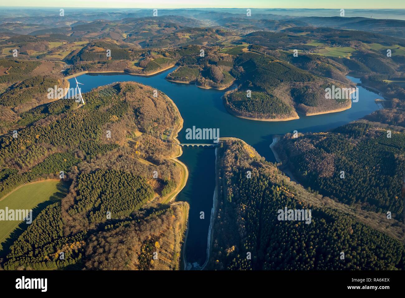 Vista aérea de la represa, versos en otoño, los versos, en marea baja, la escasez de agua, la represa, Lüdenscheid, Sauerland, Kreis Märkischer Foto de stock