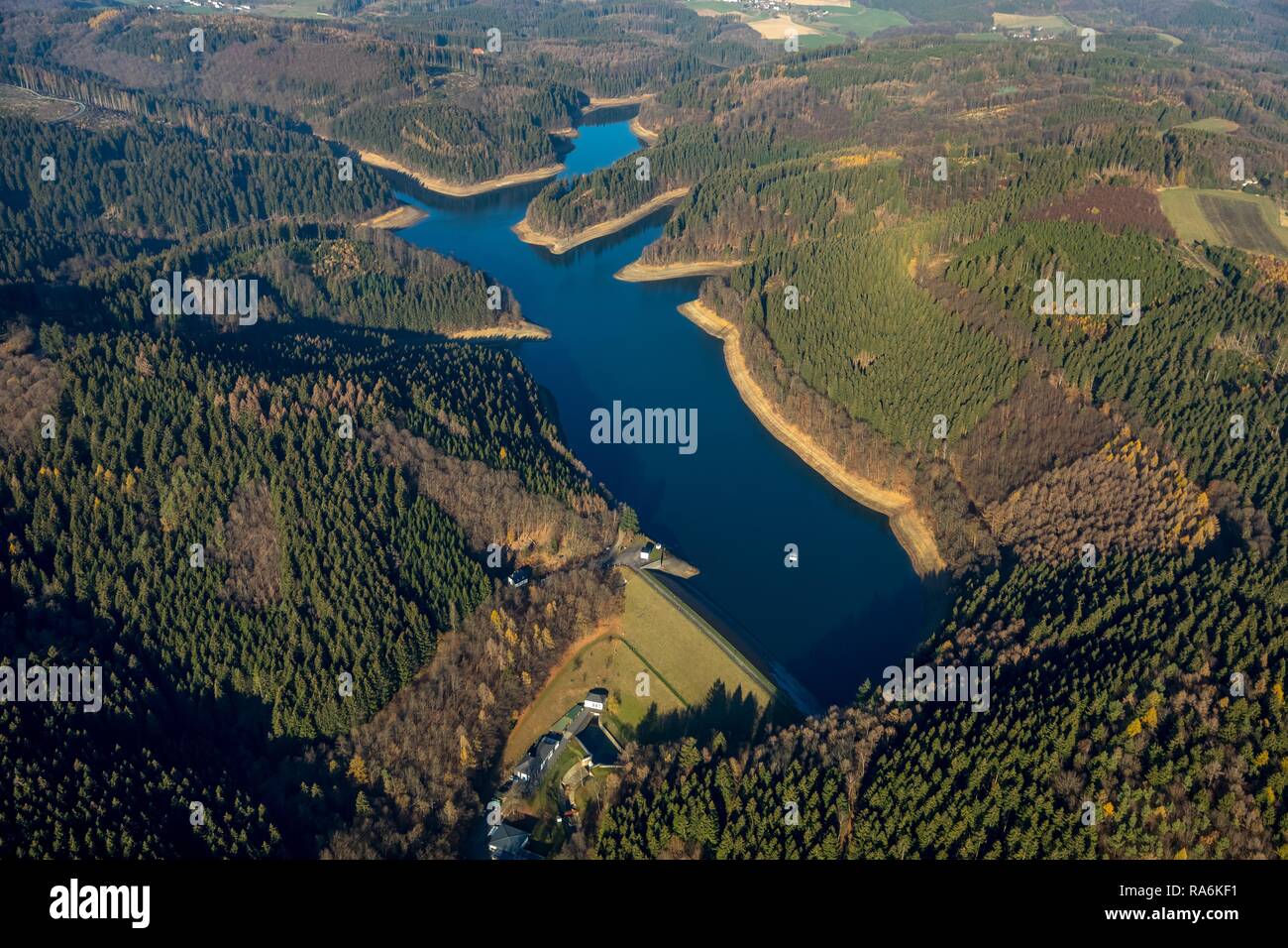 Vista aérea, Genkeltalsperre durante la marea baja, la escasez de agua, Meinerzhagen, Sauerland, Renania del Norte-Westfalia, Alemania Foto de stock