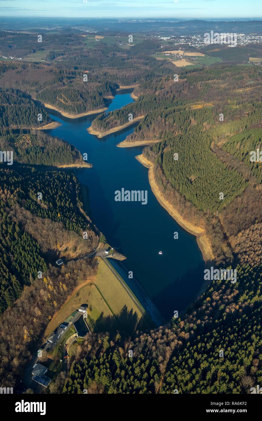 Vista aérea, Genkeltalsperre durante la marea baja, la escasez de agua, Meinerzhagen, Sauerland, Renania del Norte-Westfalia, Alemania Foto de stock