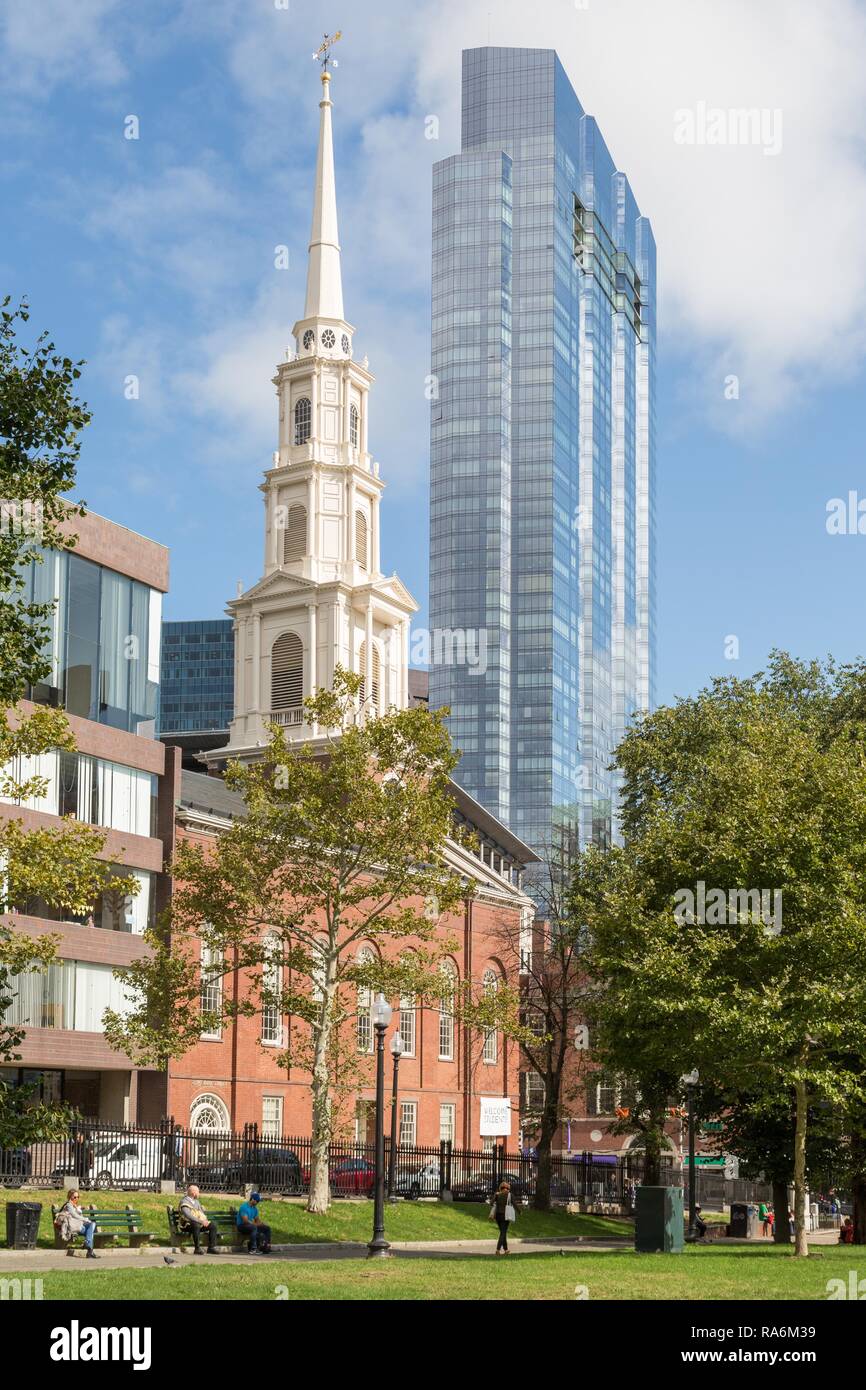 Iglesia Iglesia de la calle Park Street, frente parque Boston Common, rascacielos, Boston, Massachusetts, EE.UU. Foto de stock