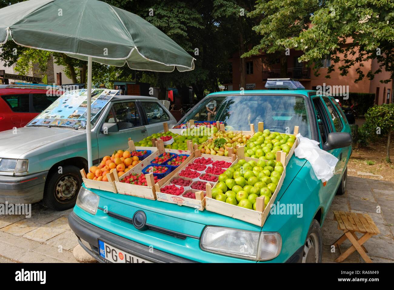 Visualización de la fruta en el capó del coche, Virpazar, en el Lago Skadar, en el bar, Montenegro Foto de stock