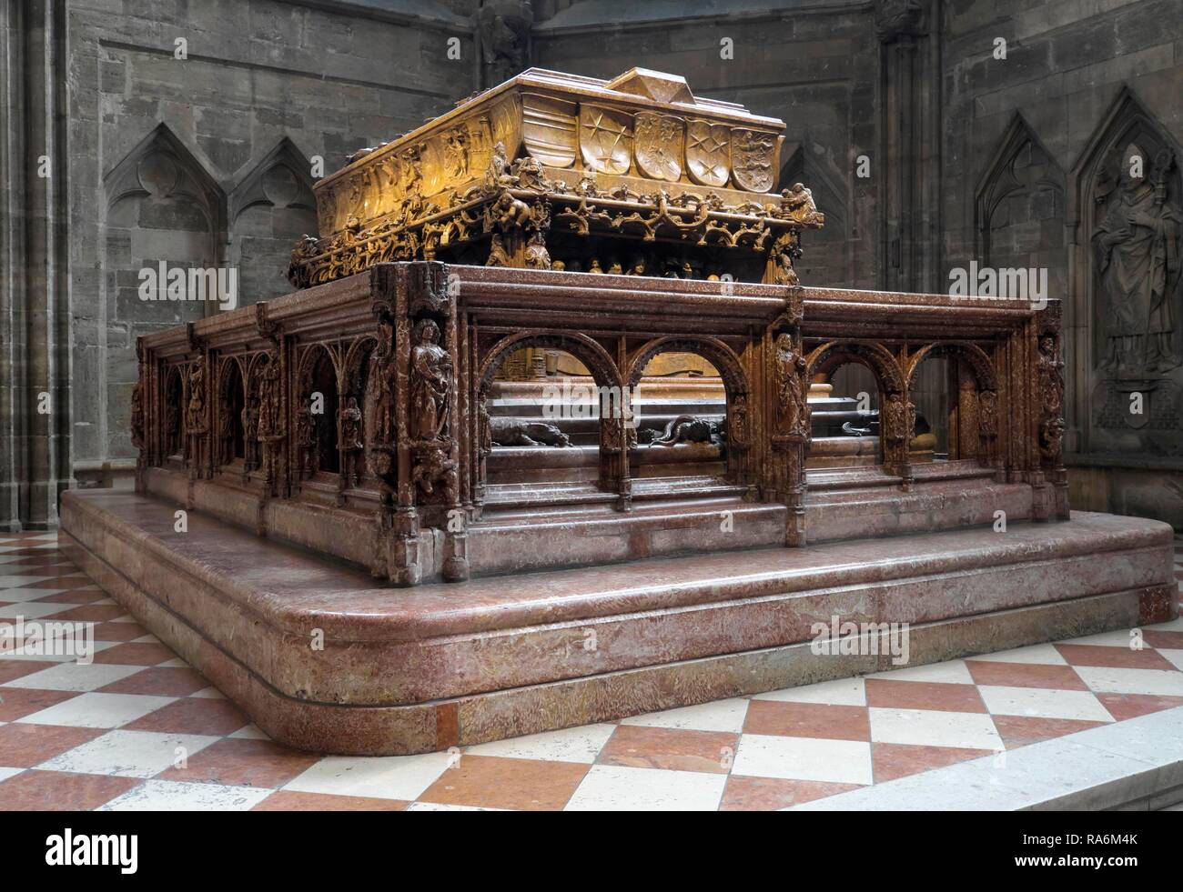 Alta tumba del emperador Federico III, la Catedral de San Esteban, en Viena, Austria Foto de stock