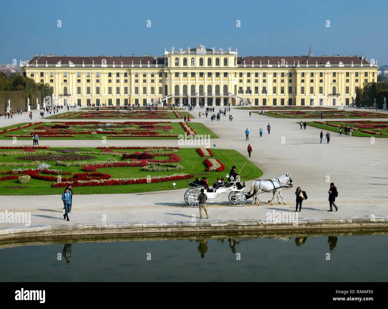 Palacio y parque del palacio de Schönbrunn, Viena, Austria Foto de stock