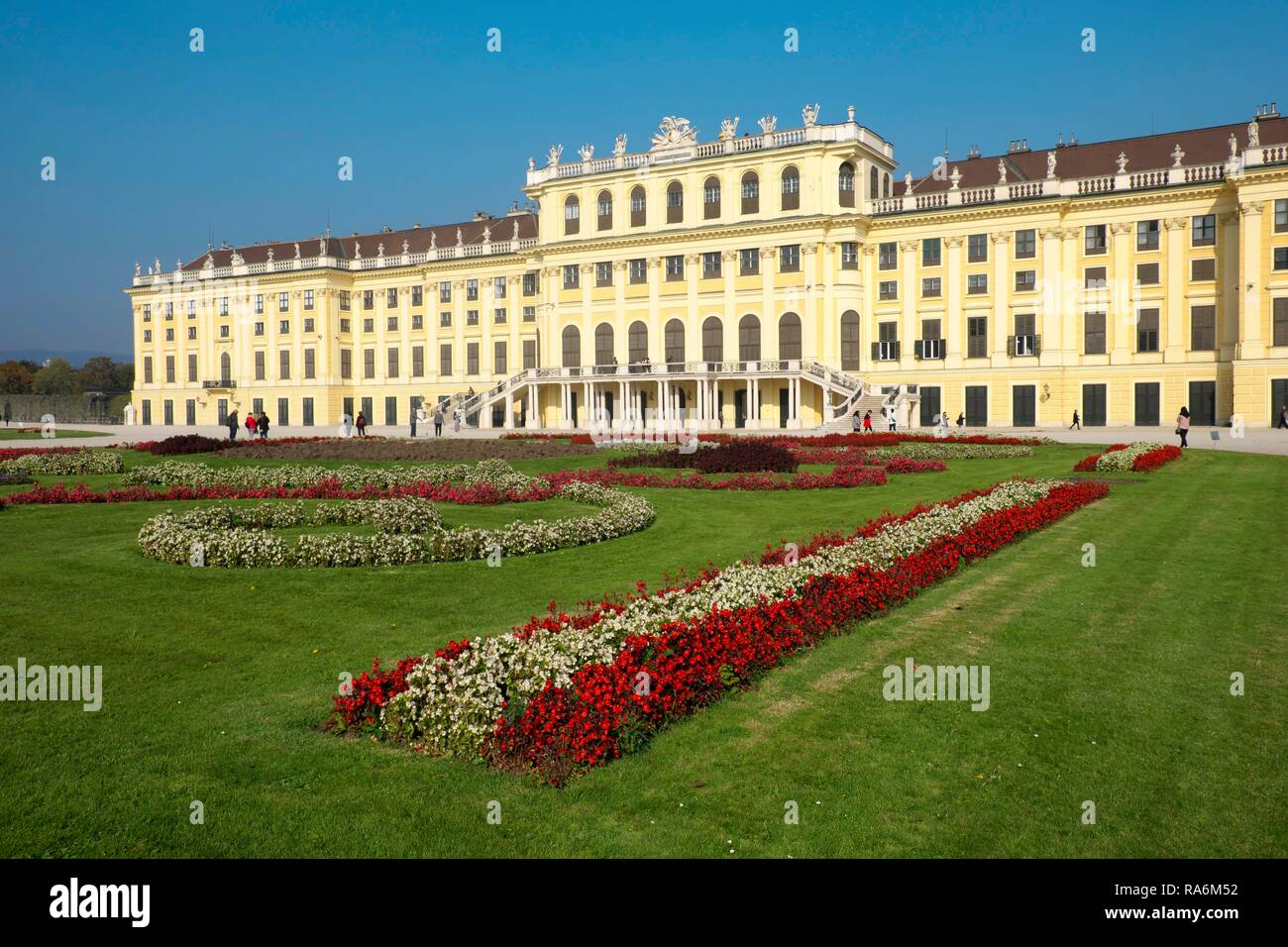 El Palacio de Schönbrunn con cama de flor, Viena, Austria Foto de stock