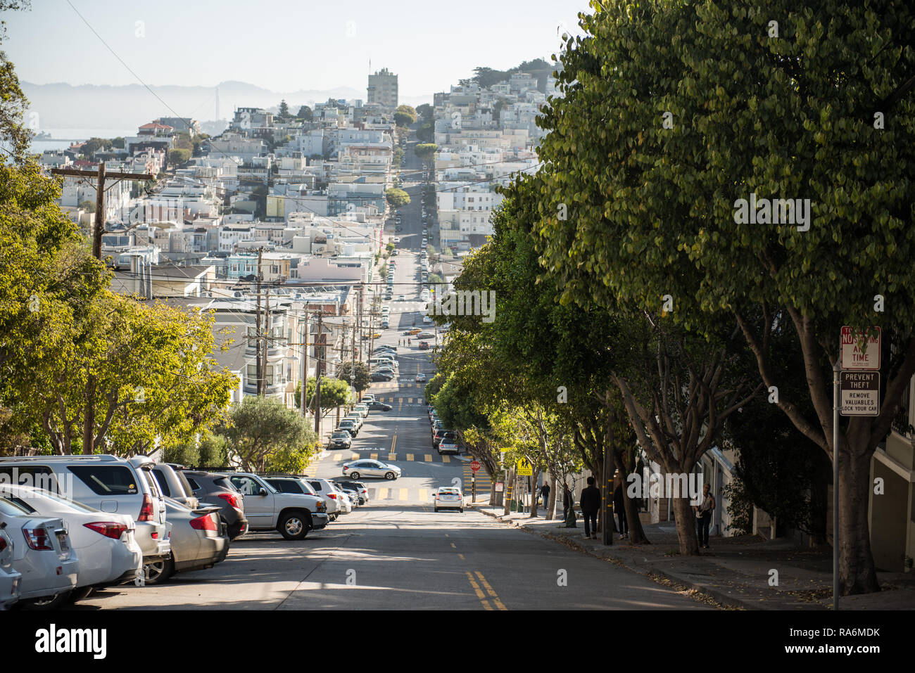 Vistas de una de las bajadas de Lombardt Street en San Francisco, California, EE.UU. Foto de stock