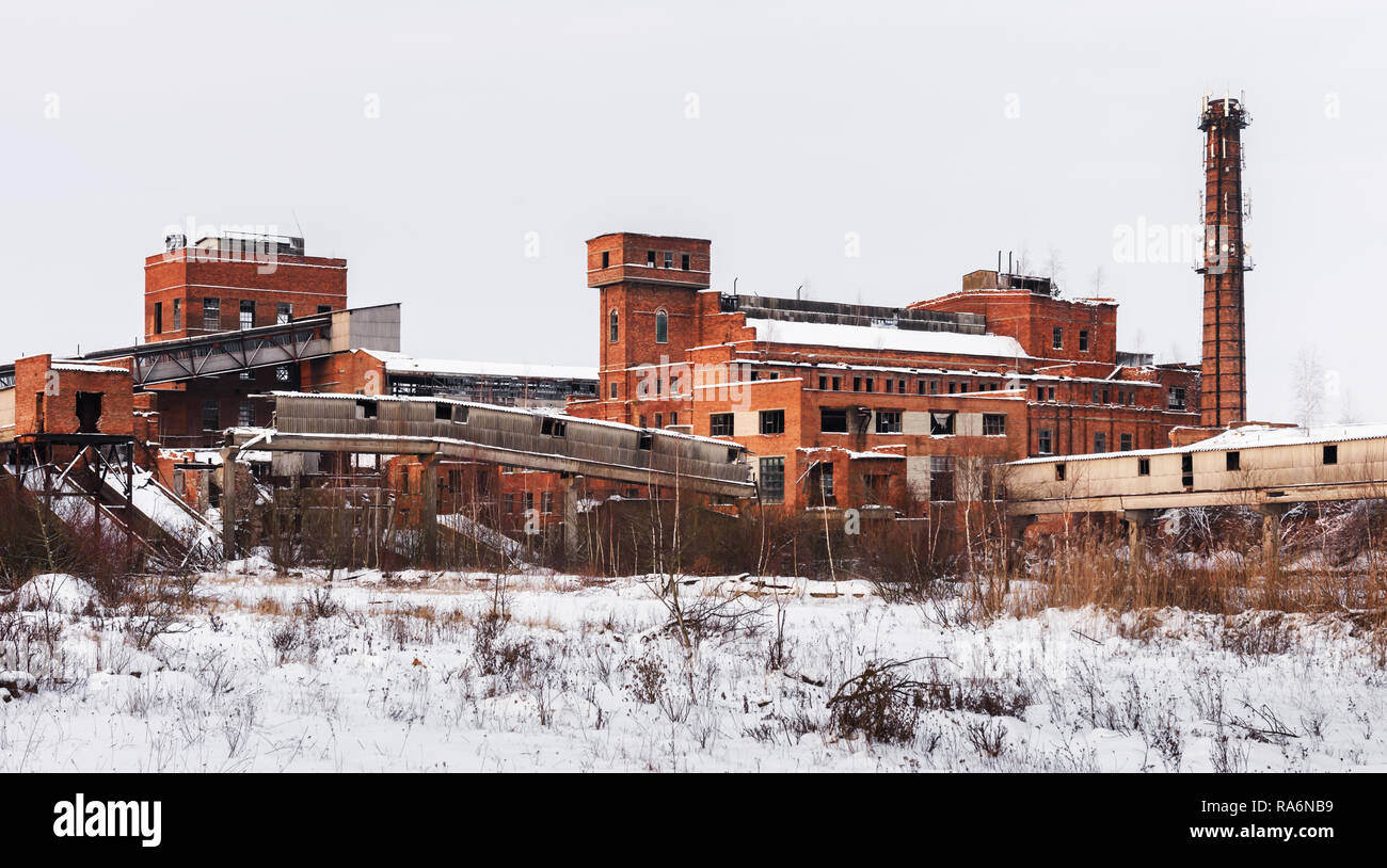 La construcción de fábricas en ruinas antiguas en tiempo de invierno. Fotografía de exploración urbana Foto de stock