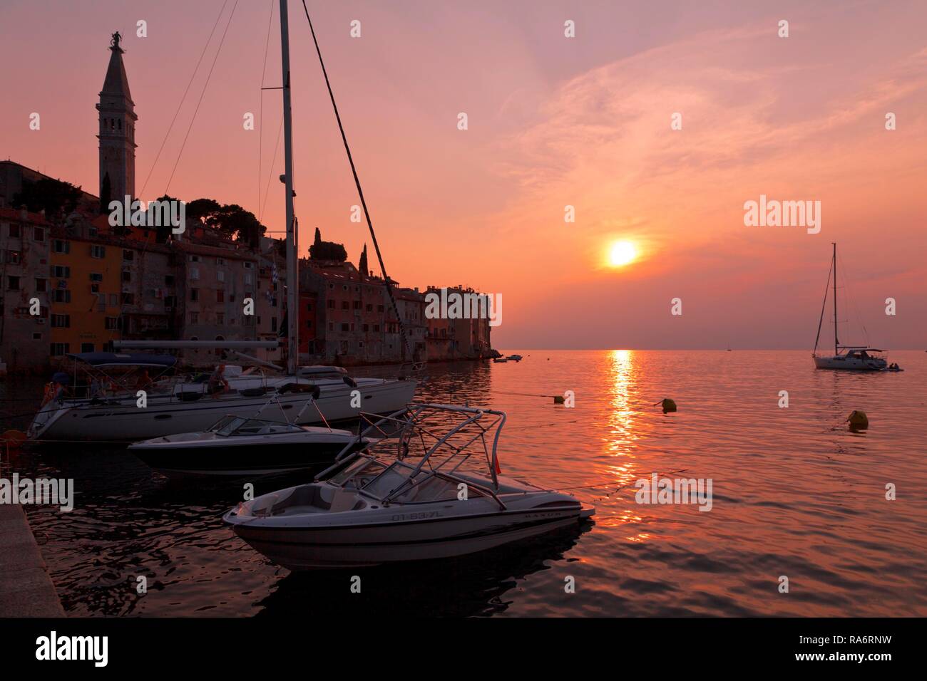 La puesta de sol sobre el mar, el centro histórico, Rovinj, Istria, Croacia Foto de stock