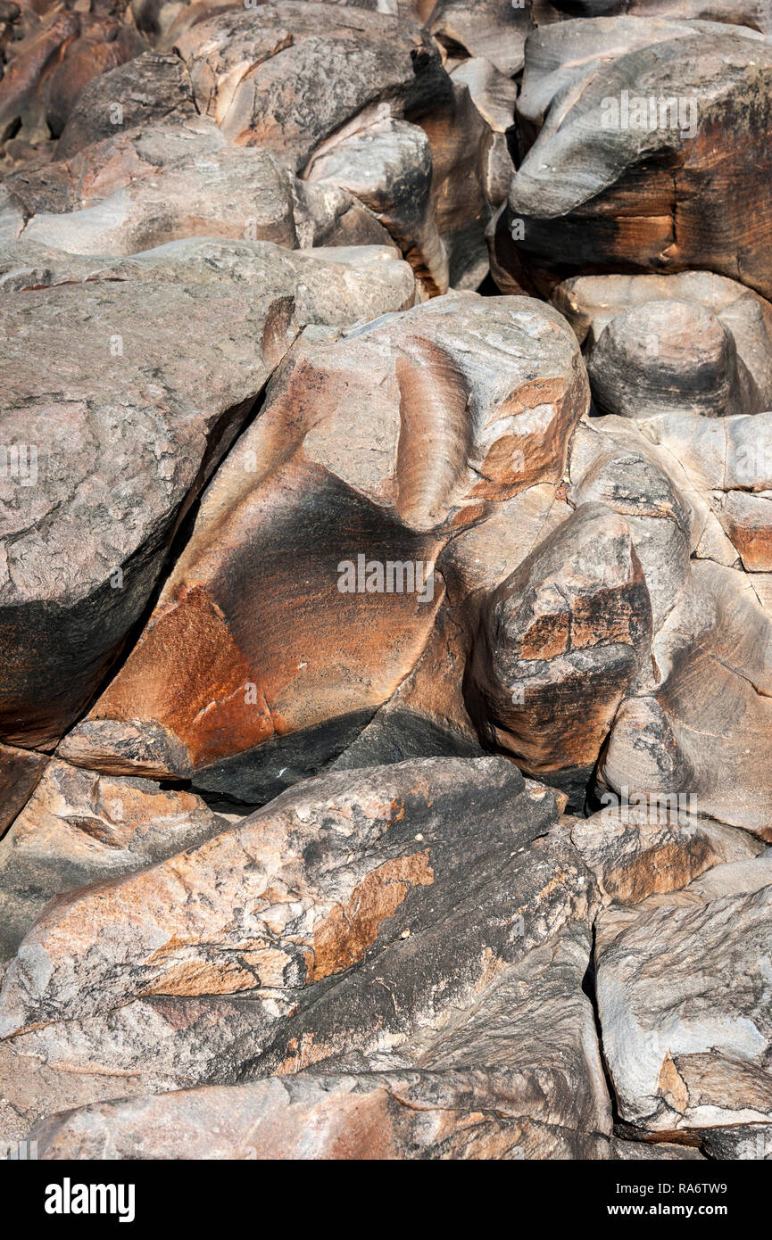 Piedras de río, erosionada por el agua, creando el color y patrón, Katherine Gorge, Outback Australia Foto de stock
