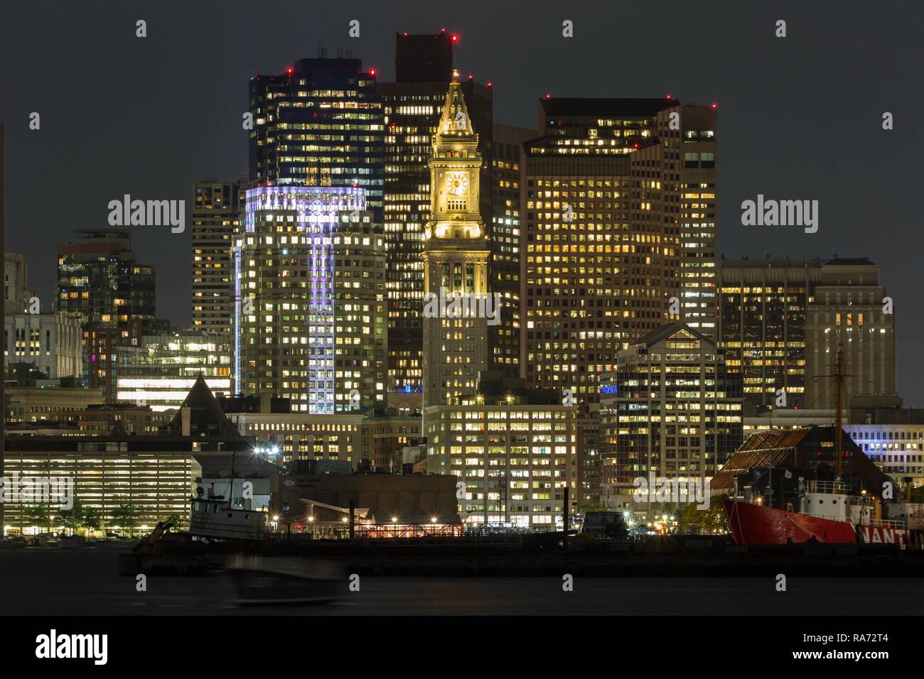 Vistas del perfil de la ciudad de Boston en la noche, los rascacielos, Boston, Massachusetts, EE.UU. Foto de stock