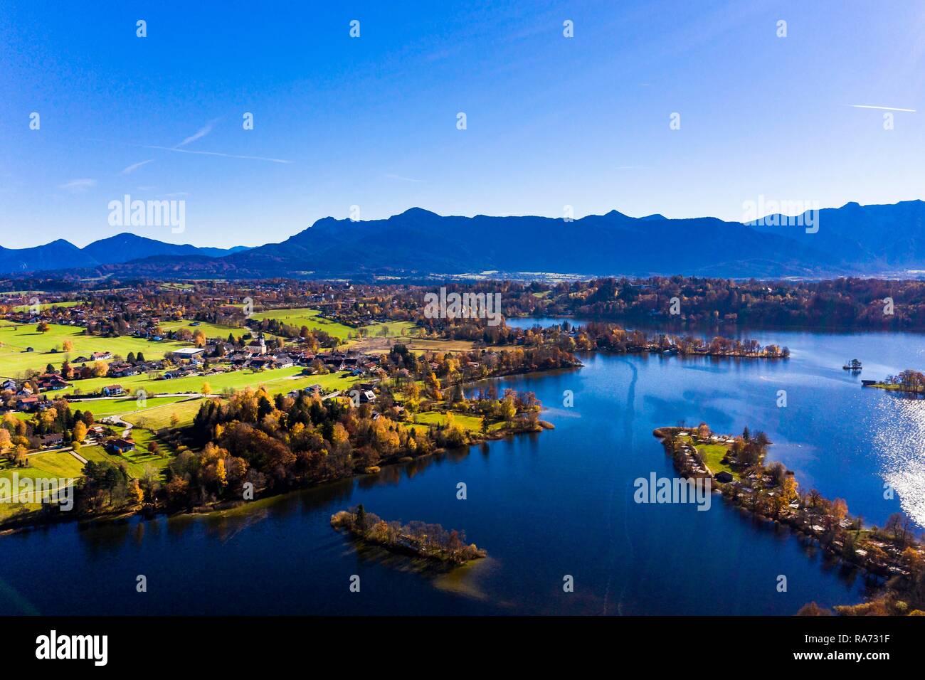 Vista aérea, lago Staffelsee con islas, Rieden, región de Garmisch Partenkirchen, Alta Baviera, Baviera, Alemania Foto de stock