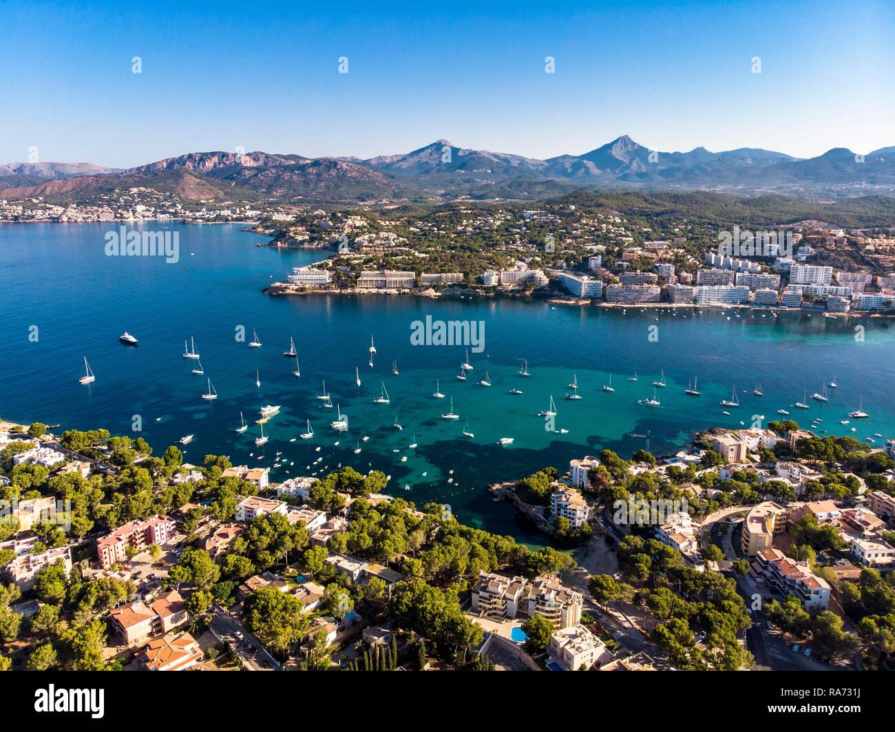 Foto aérea, Vista de Santa Ponca y el puerto deportivo de Santa Ponca, detrás de la Serra de Tramuntana, Mallorca, Islas Baleares Foto de stock