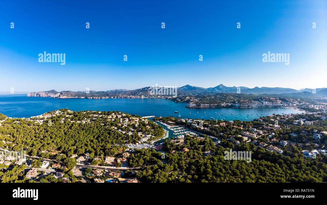 Foto aérea, Vista de Santa Ponca y el puerto deportivo de Santa Ponca, detrás de la Serra de Tramuntana, Mallorca, Islas Baleares Foto de stock