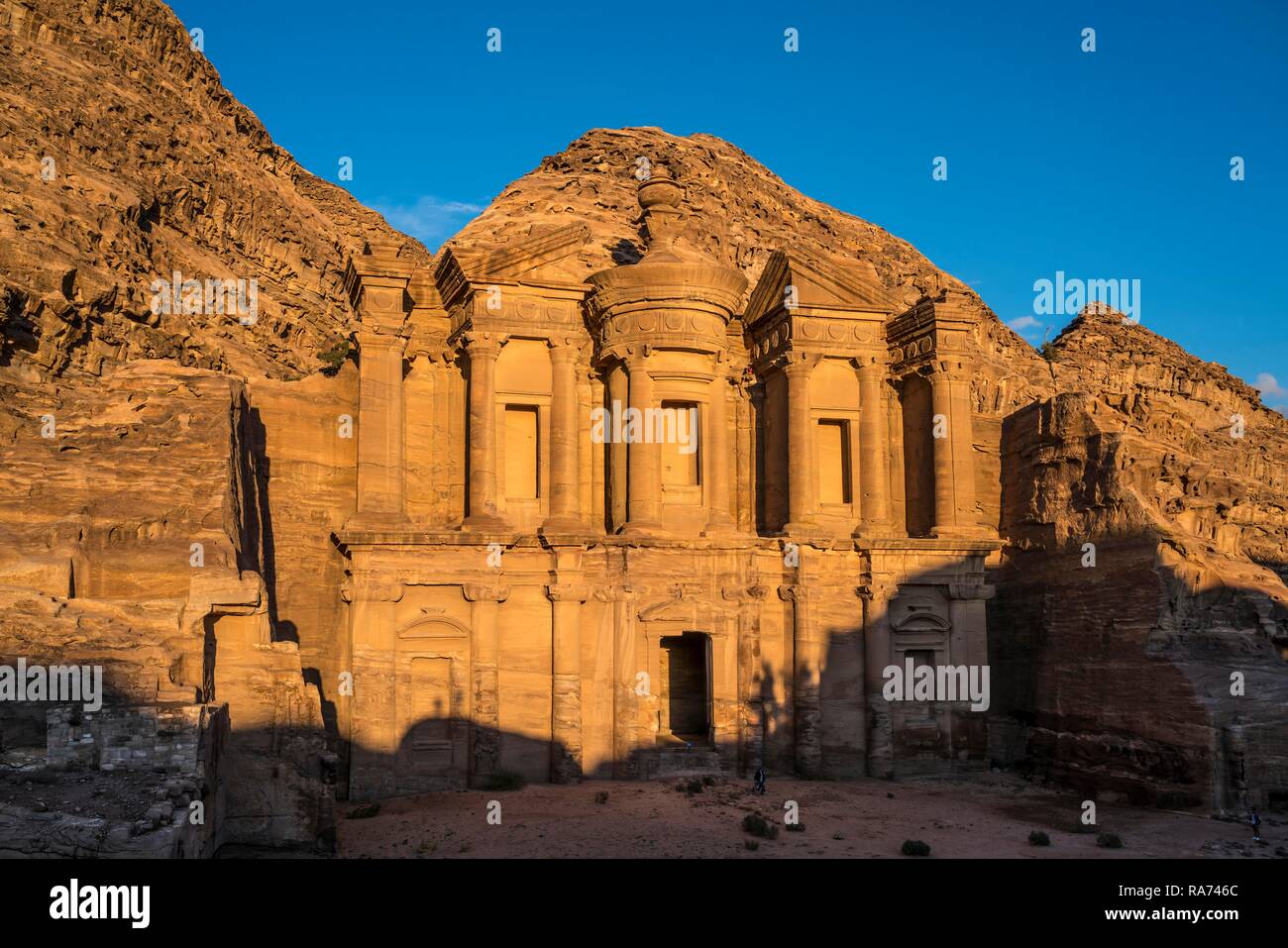 Templo de roca Monasterio Ad Deir, Petra, Jordania Foto de stock