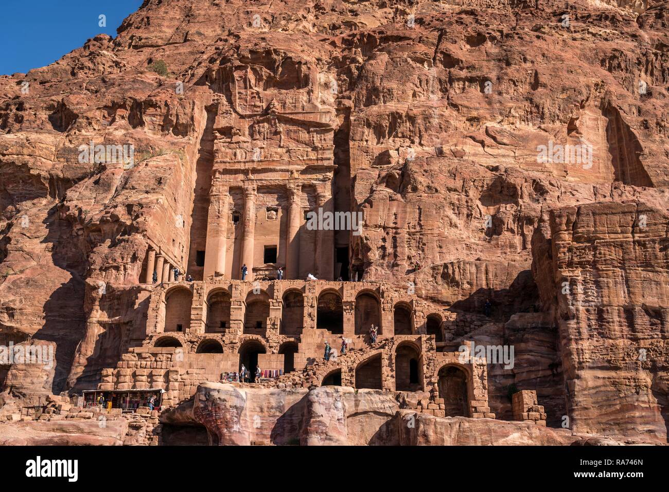 Urn graves, tumbas de la pared real, Petra, Jordania Foto de stock