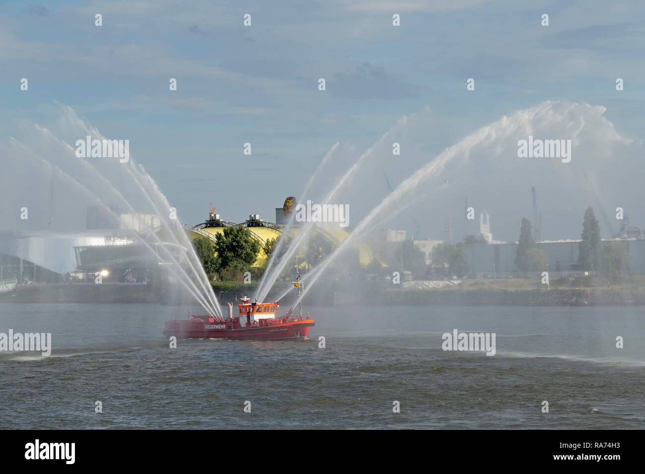 Barco de lucha contra incendios con fuentes de agua en los muelles de St. Pauli, Hamburgo, Alemania. Foto de stock