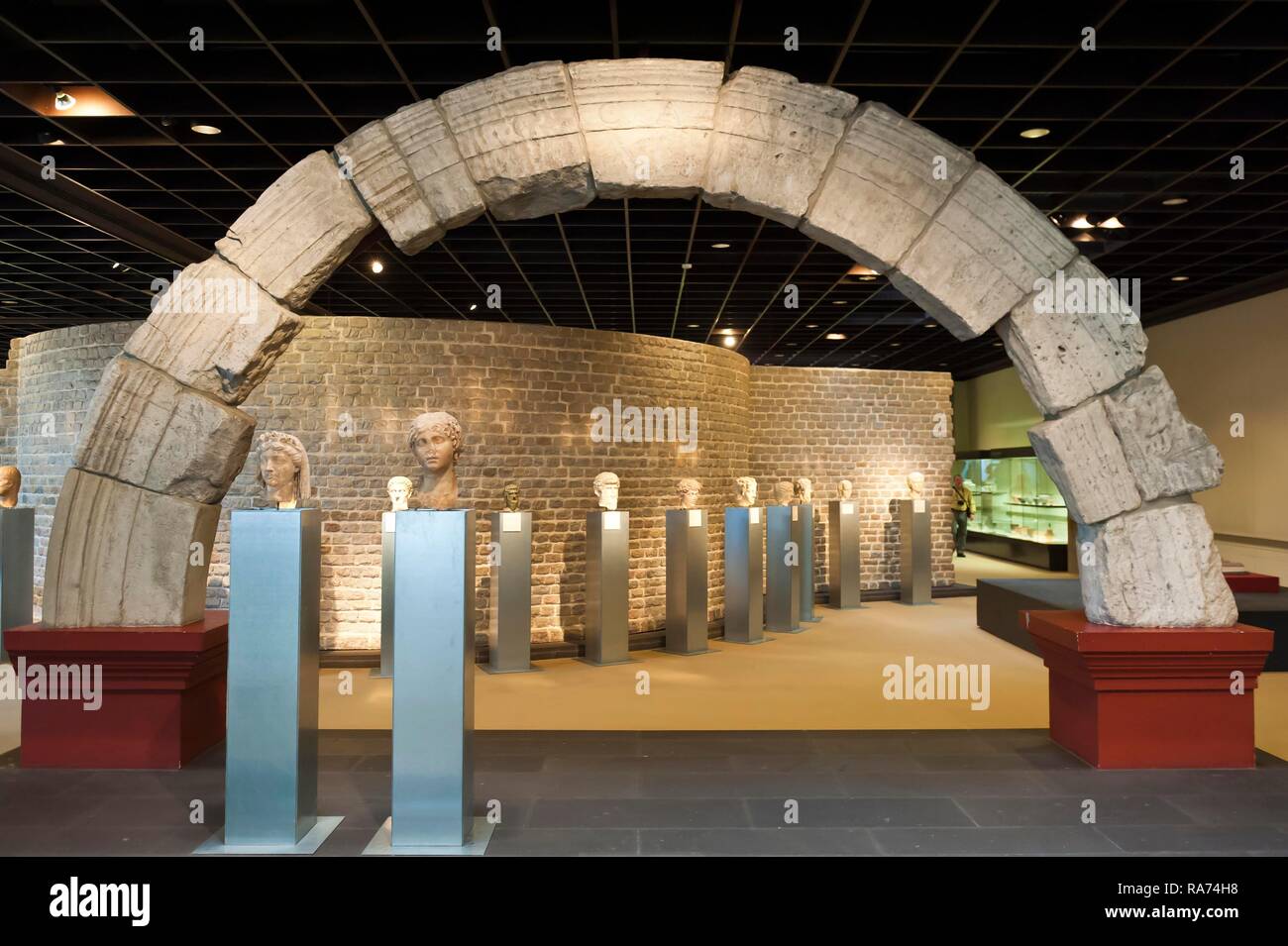 El arco central de la puerta norte de la muralla romana, bustos, Roman-Germanic Museum, Colonia, Renania del Norte-Westfalia, Alemania Foto de stock