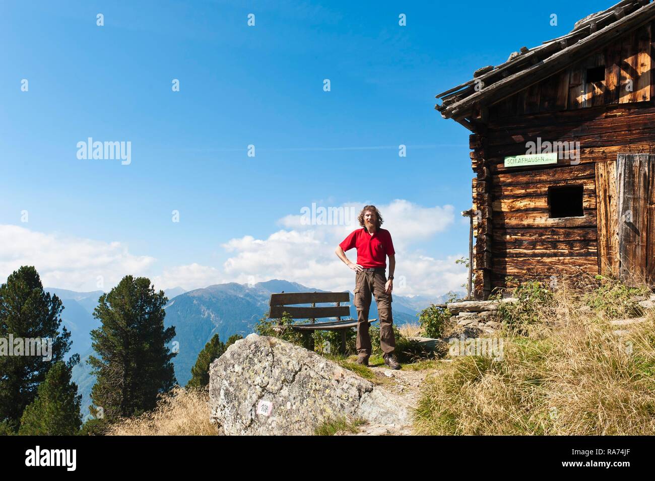 Los caminantes, excursionistas de montaña delante de chozas, dormitorios, cerca de la arena en Taufers, Campo Tures, Ahrntal, Valle Aurina, Tirol del Sur Foto de stock