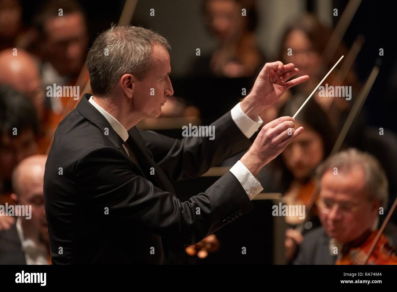Director Garry Walker dirige la Orquesta Estatal, Rheinische Philharmonie, Koblenz, Renania-Palatinado, Alemania Foto de stock